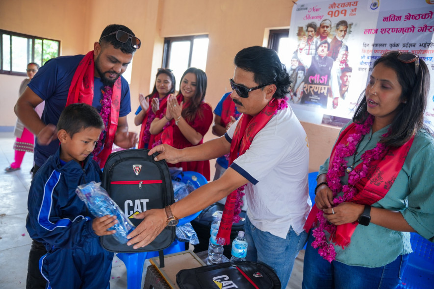 ‘लाज शरणम्’ निर्माण टिमले गर्यो १०१ औं दिनको उपलक्ष्यमा विद्यालयलाई सहयोग